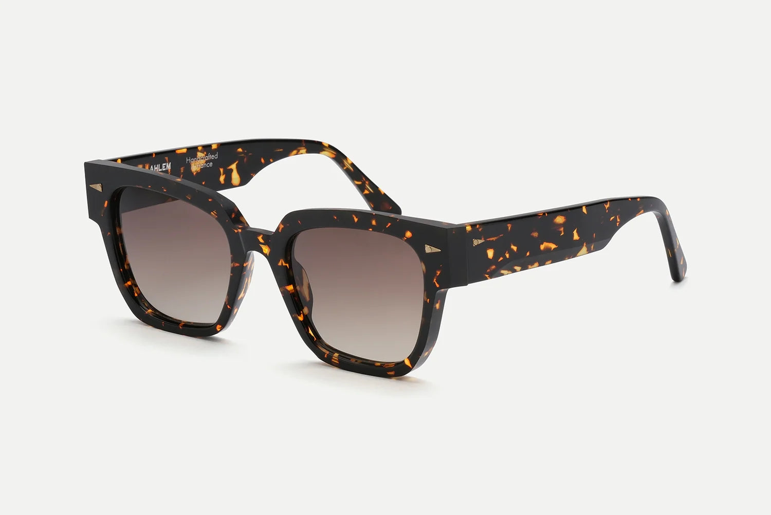 AHLEM Italiens square sunglasses with thick tortoiseshell frames and brown gradient lenses, handcrafted from plant-based acetate in the tradition of French eyewear, by AHLEM, displayed on a white background.