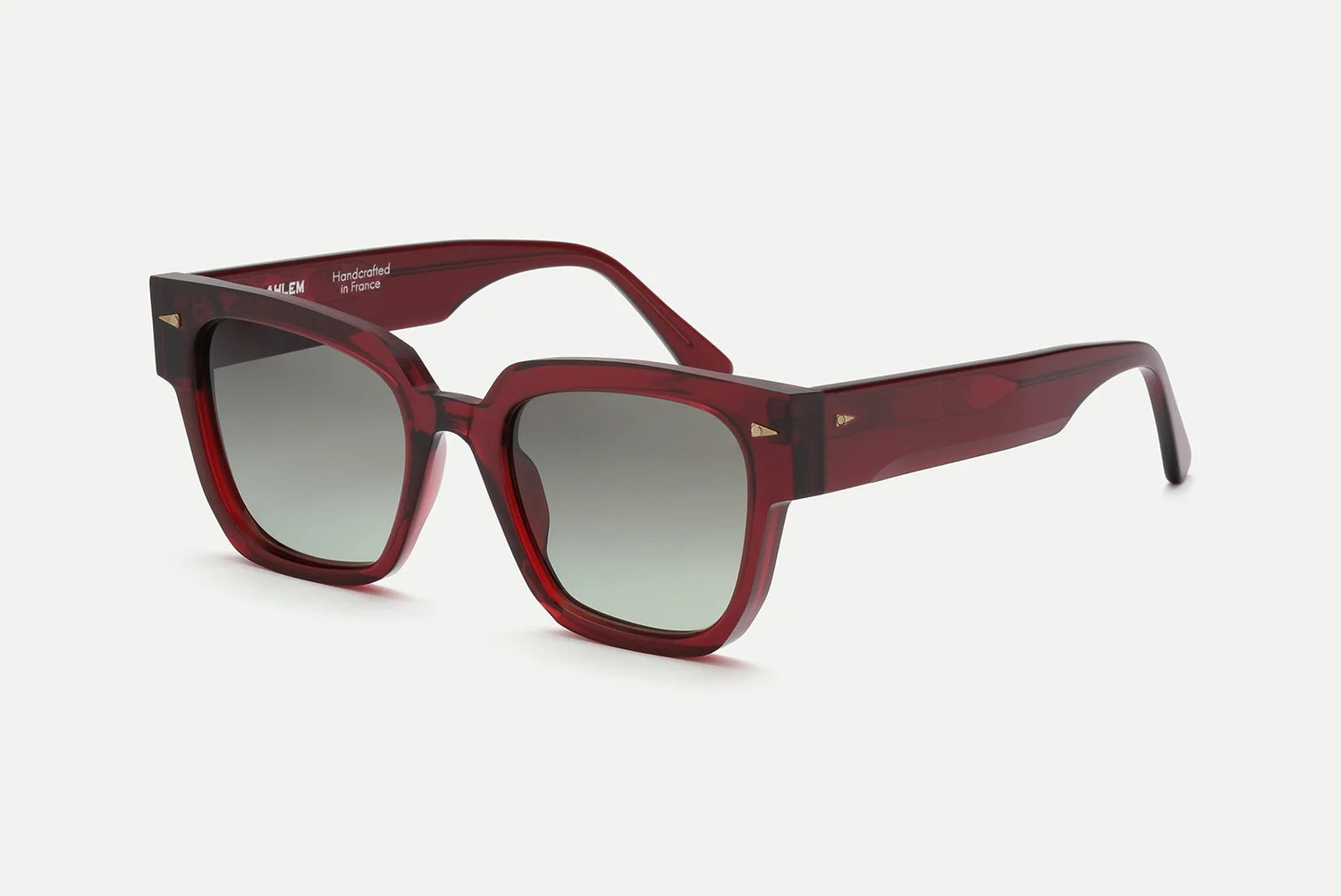 AHLEM Italiens by AHLEM: Square-framed red sunglasses with dark gradient lenses, crafted from plant-based acetate. The glossy frames feature small gold accents near the hinges and are shown on a white background.
