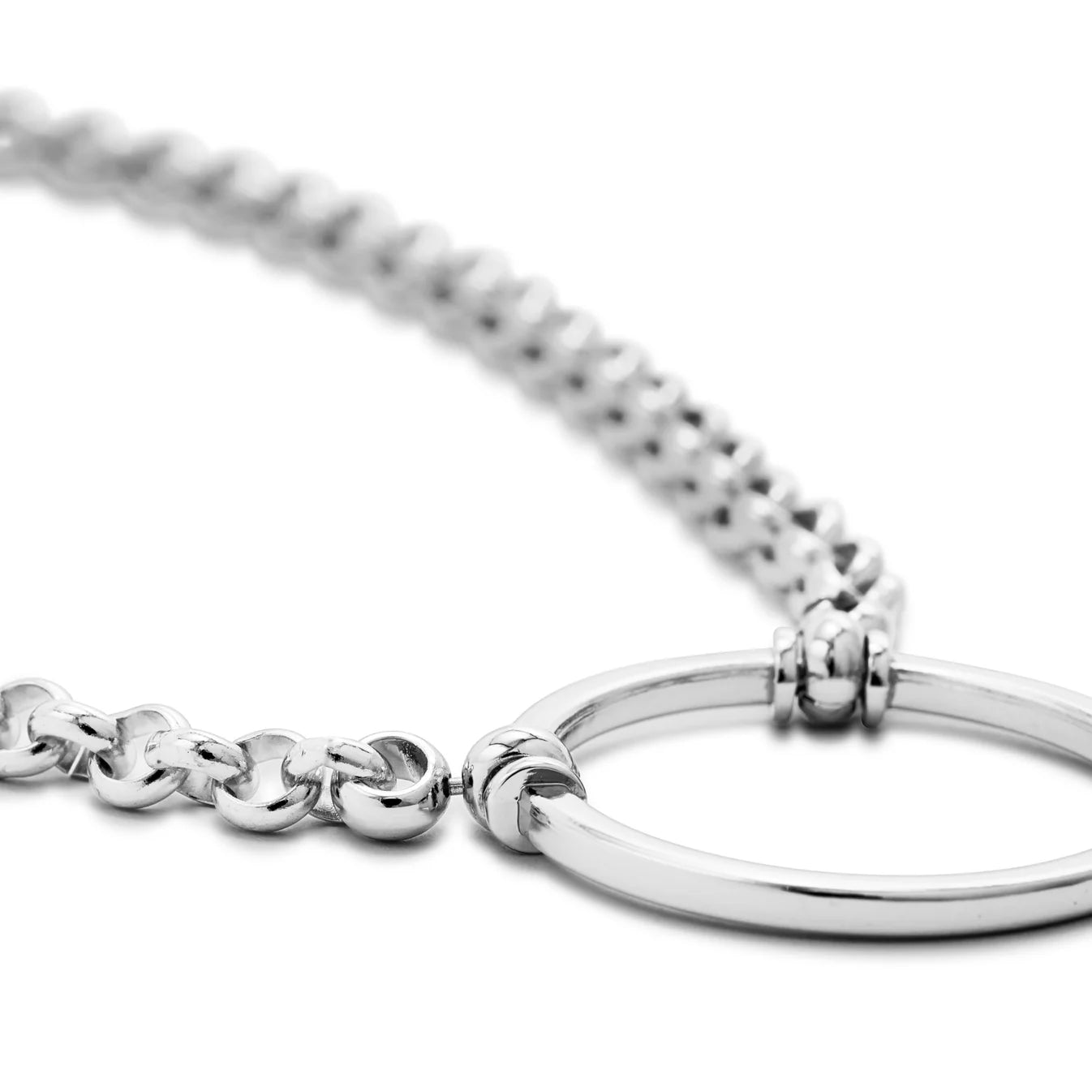 Close-up of the La Loop Camilla by La Loop—a silver chain necklace with rounded links attached to a smooth circular ring, designed as an elegant eyeglass holder—set against a plain white background.