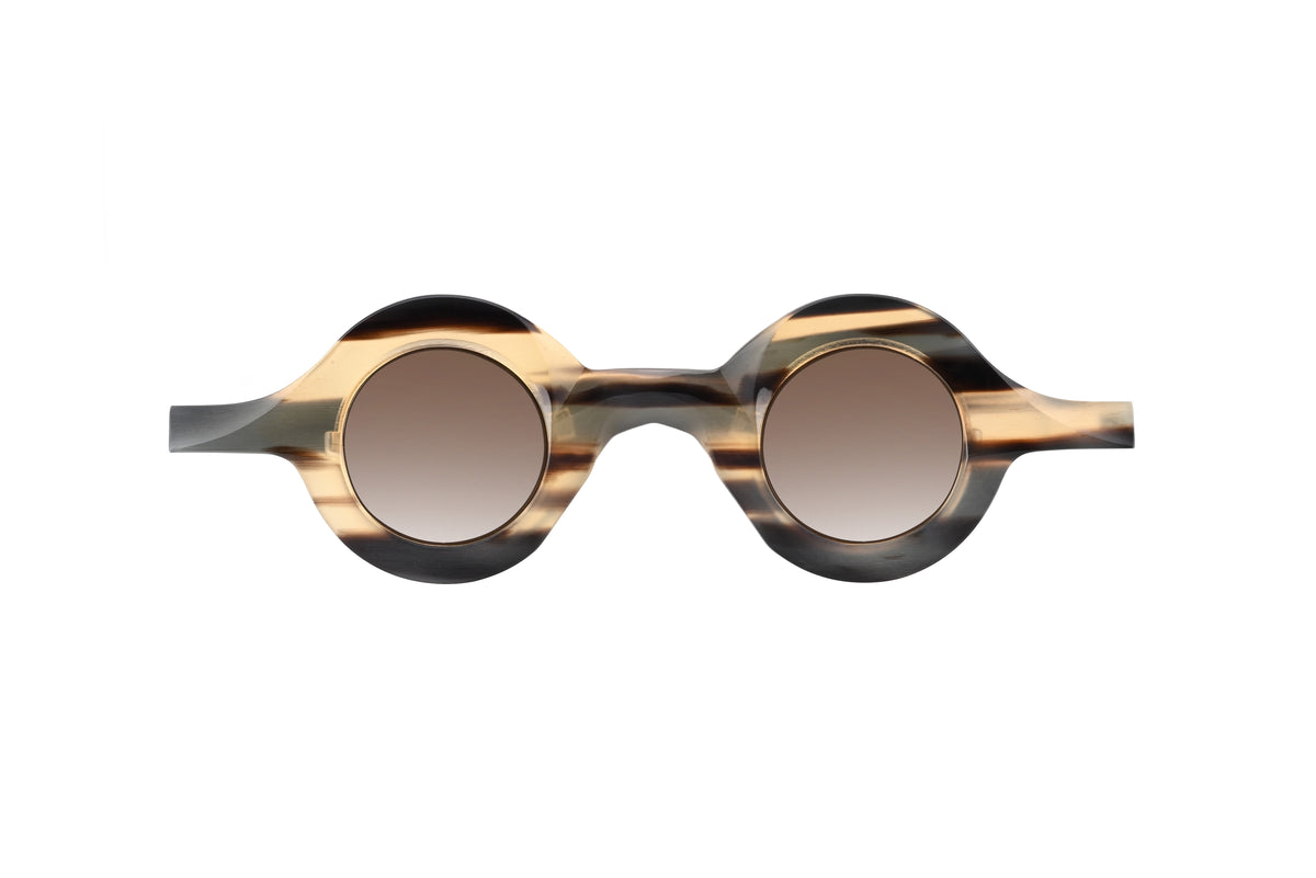 RIGARDS round sunglasses in sculptural striped horn with brown gradient lenses and an integrated saddle bridge, shown from the front.